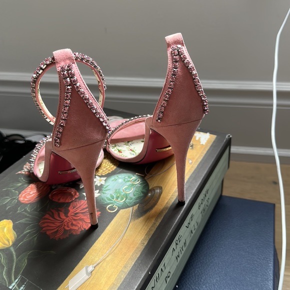 GUCCI PINK LLSE CRYSTAL EMBELLISHED SUEDE STRAP PEONY SANDALS - Picture 4 of 5